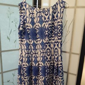 Sleeveless dress down to knees bluffs out